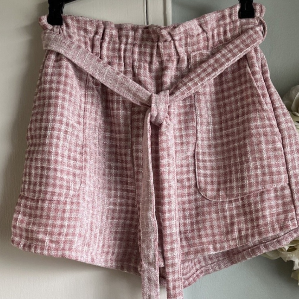 Pink and white gingham textured set featuring a button-down top and matching sho - Picture 4 of 4